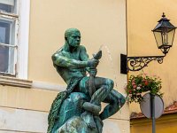 Jezuitski trg. Ribar sa zmijom, brončana skulptura Simeona Roksandića